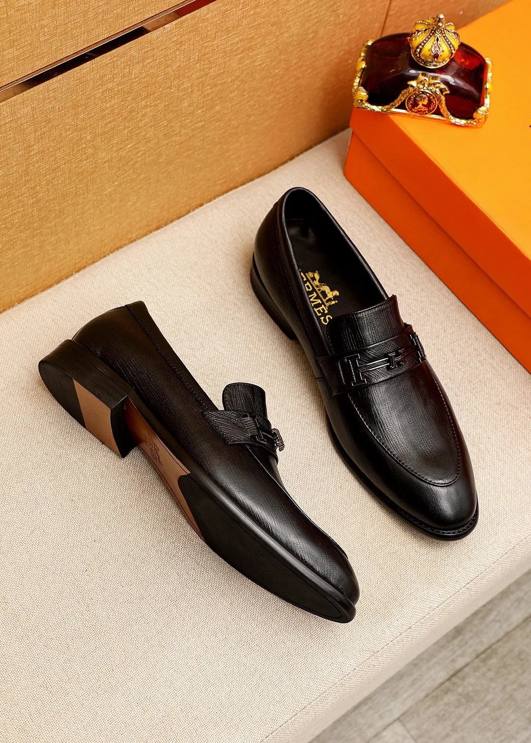 Men's shoes 💰480 💐 Product trademark: HERMES "Hermès" casual leather shoes Regular size: 39-44 (38.45.46🉑️Customized) Product materials: Selected imported first-layer calfskin embossed upper + classic hardware buckle, imported water-dyed cowhide lining. Strong three-dimensional visual effect, combined outsole Color: 1⃣️color optional